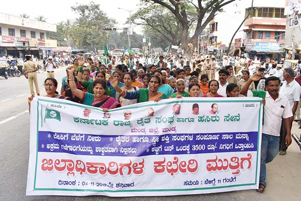 ಬೇಡಿಕೆಗಳ ಈಡೇರಿಕೆಗೆ ಒತ್ತಾಯಿಸಿ ರೈತರ ಧರಣಿ
